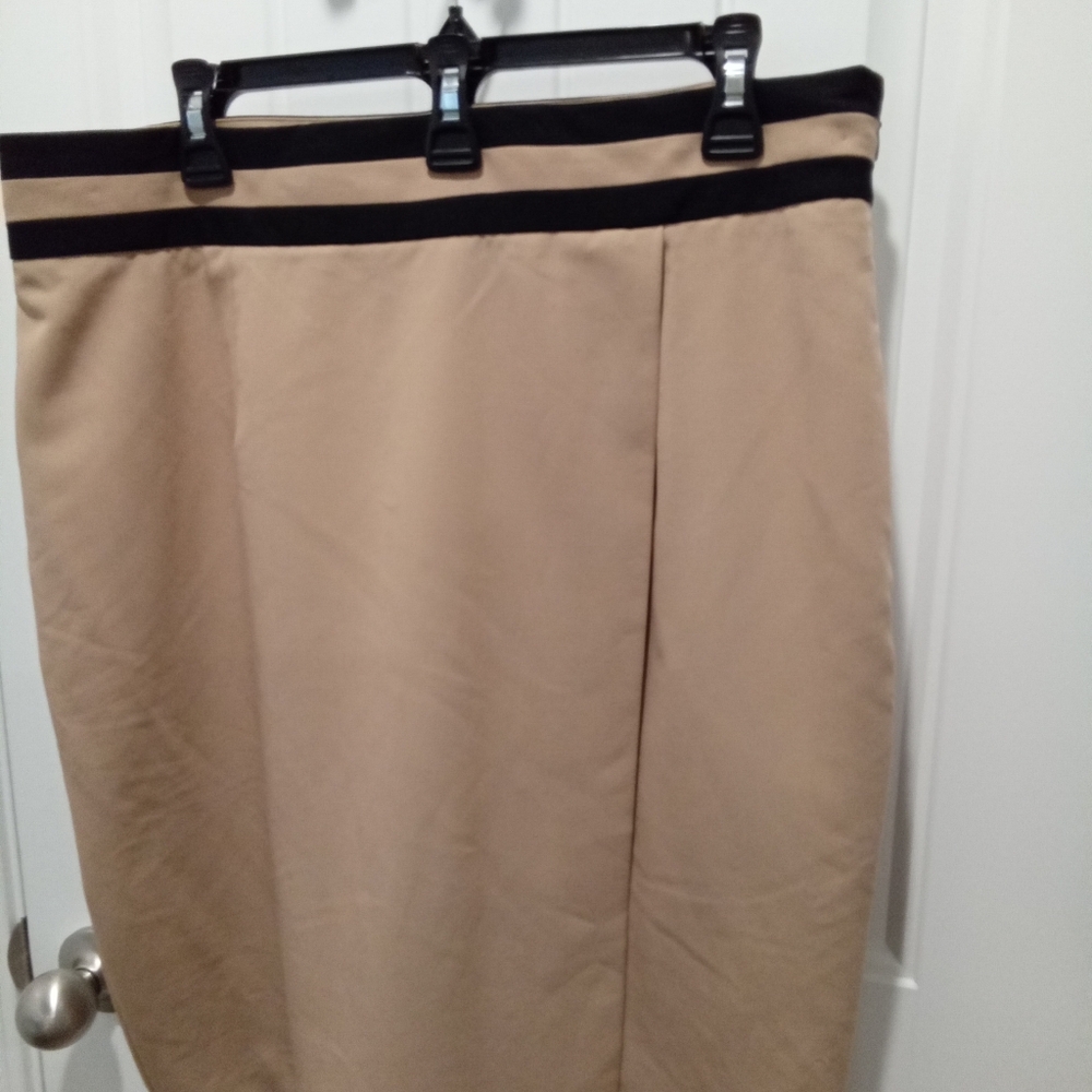 Worthington Plus Size 16 Business Casual Tan Mini Skirt with Black Trim